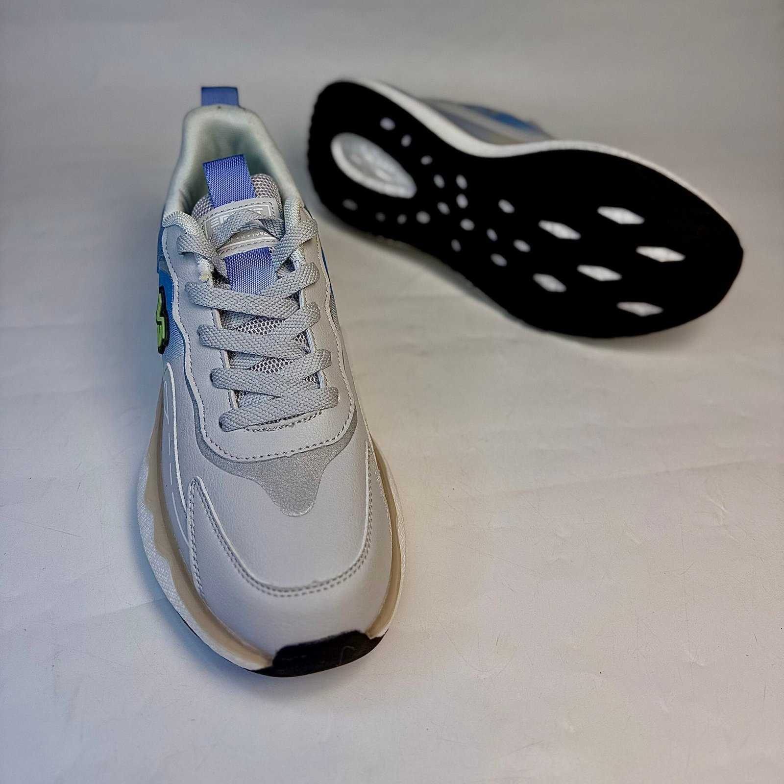V3 sneaker - Image 4