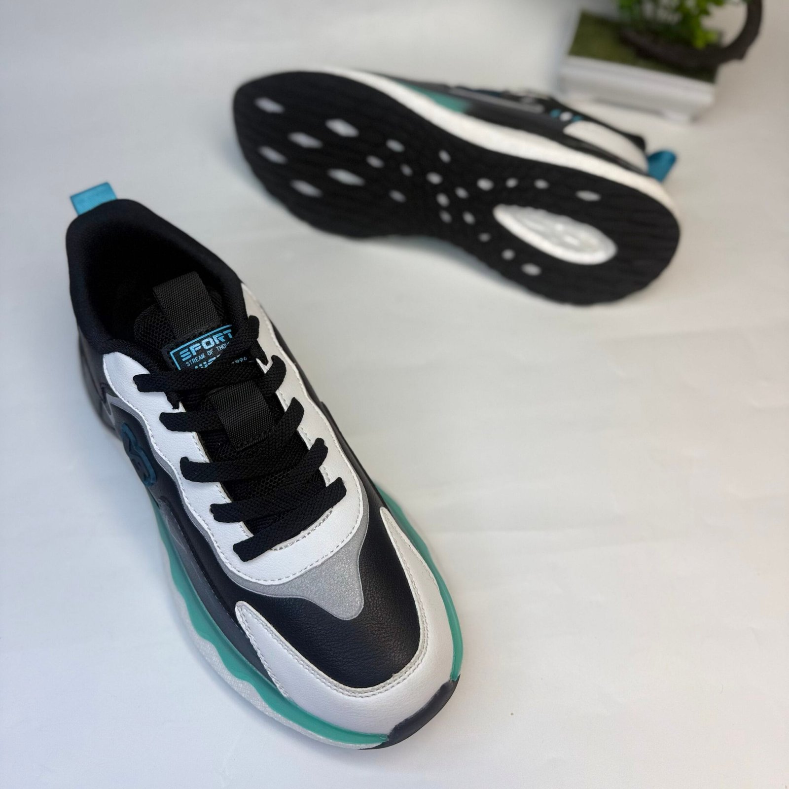 V3 sneaker - Image 2